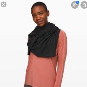 Black lululemon vinyasa scarf!